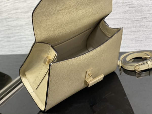 Handbag VALEXTRA size 𝟐𝟐*𝟏𝟔'𝟓*𝟏𝟐 𝐂𝐦