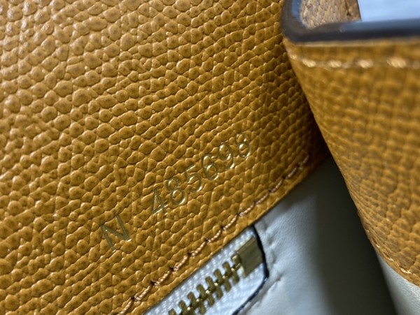 Handbag VALEXTRA size 𝟐𝟔*𝟐𝟎*𝟏𝟐 𝐂𝐦