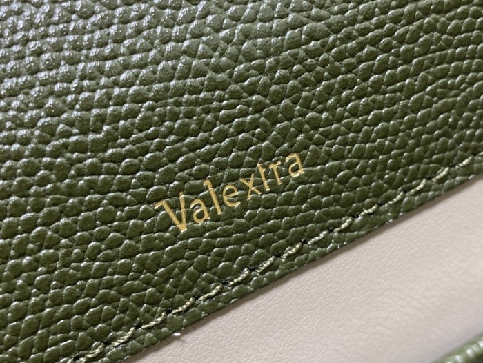 Handbag VALEXTRA size 𝟐𝟐*𝟏𝟔'𝟓*𝟏𝟐 𝐂𝐦
