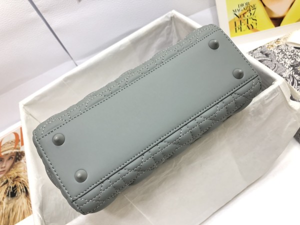 Handbag  Dior  M0538  size 20*16.5*8  cm