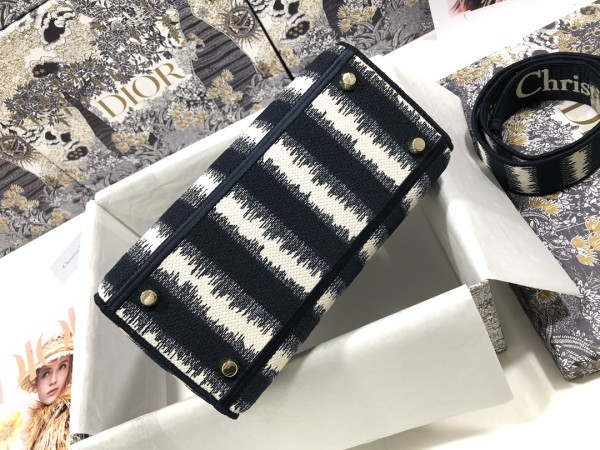 Handbag  Dior M0565 size 24 x 20 x 11  cm