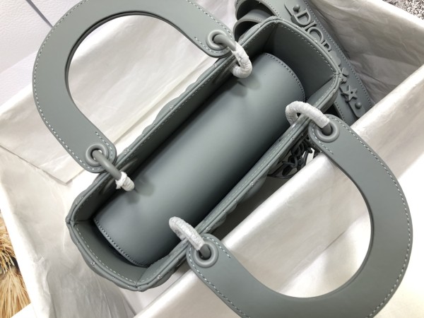Handbag  Dior  M0538  size 20*16.5*8  cm