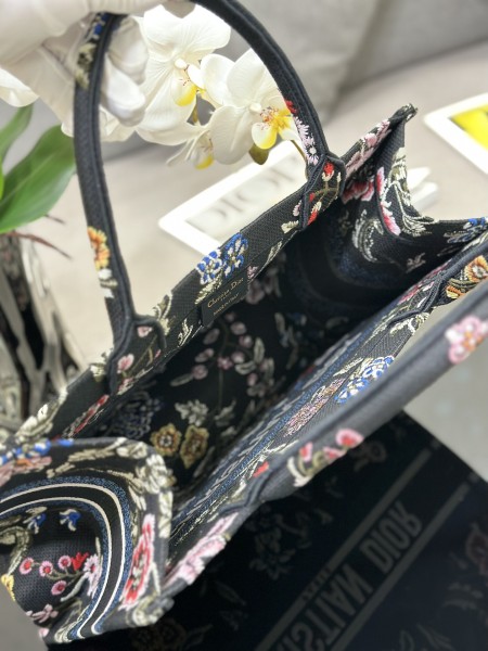  Handbag  Dior M1286 size 42 x 35 x 18.5  cm