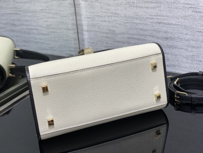 Handbag VALEXTRA size 𝟐𝟐*𝟏𝟔'𝟓*𝟏𝟐 𝐂𝐦