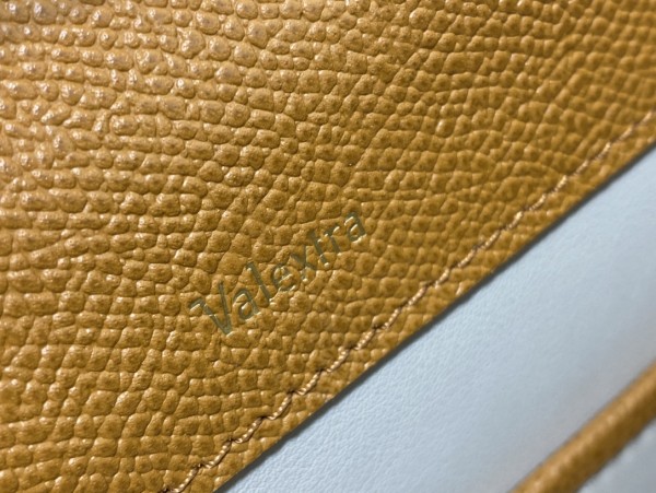 Handbag VALEXTRA size 𝟐𝟐*𝟏𝟔'𝟓*𝟏𝟐 𝐂𝐦