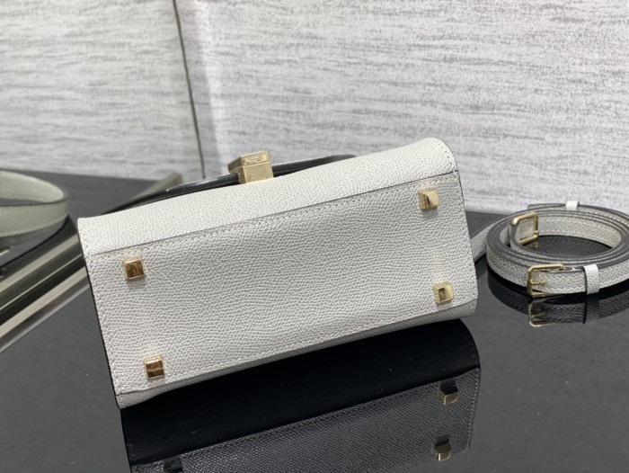  Handbag VALEXTRA size 𝟏𝟗'𝟓*𝟏𝟒*𝟗'𝟓 𝐂𝐦