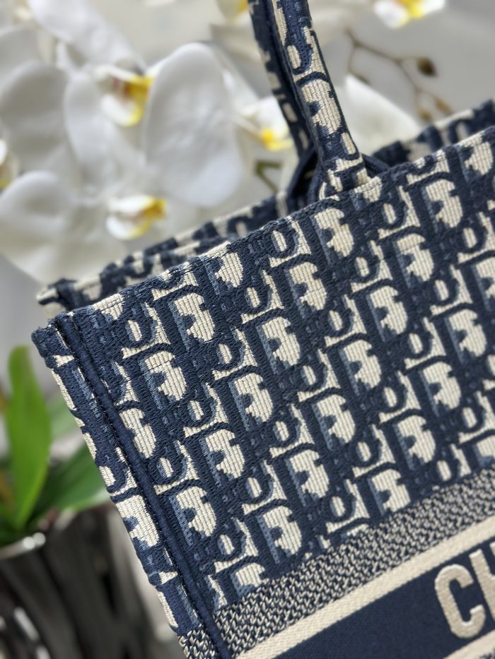  Handbag  Dior  M1286 size 42 x 35 x 18.5 cm