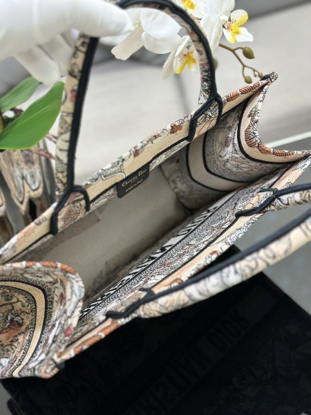  Handbag  Dior  M1286 size 36 x 27.5 x 16.5 cm