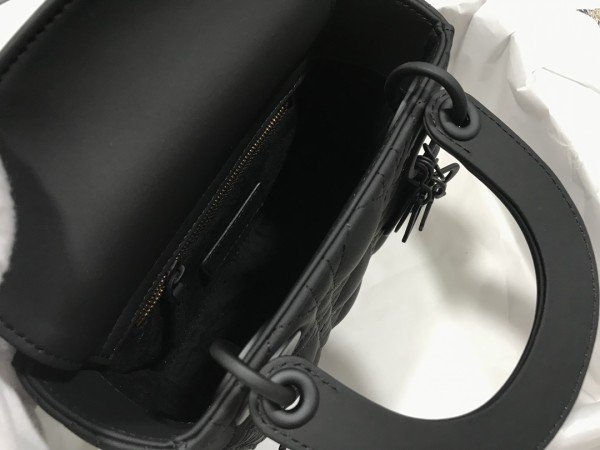 Handbag  Dior M0505 size 17 x 15 x 7 cm