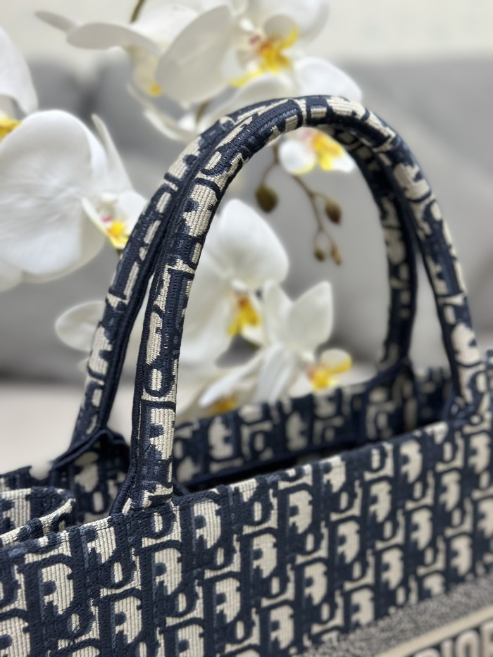  Handbag  Dior  M1286 size 36 x 27.5 x 16.5 cm