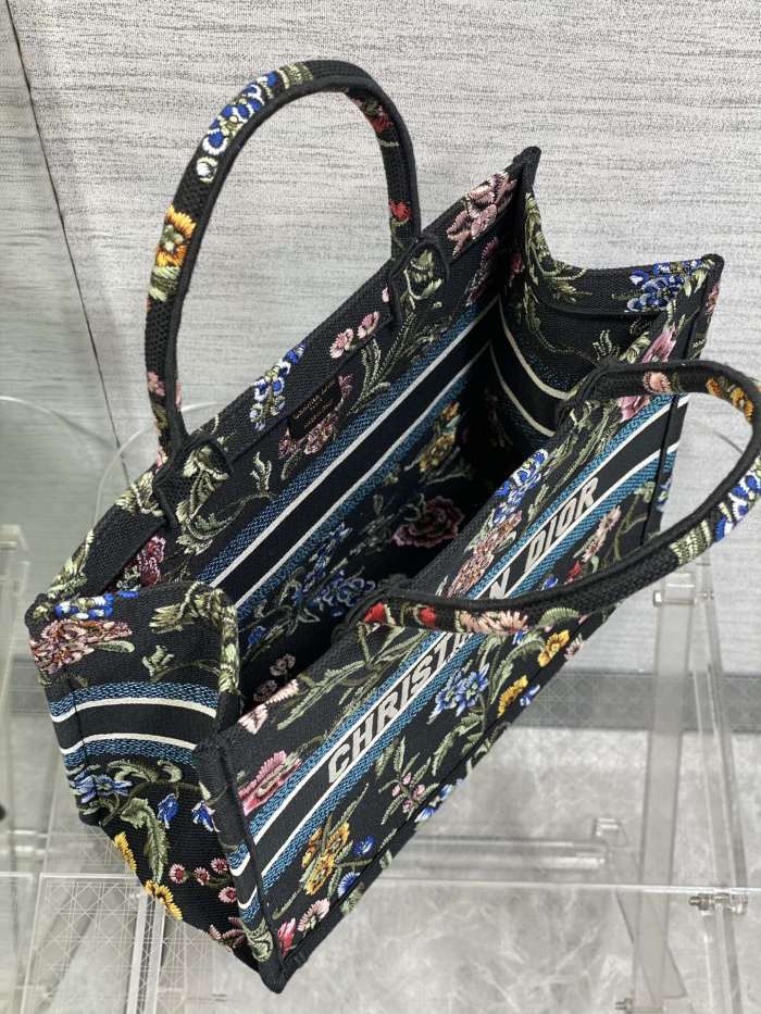 Handbag  Dior  size 36*18*28 cm