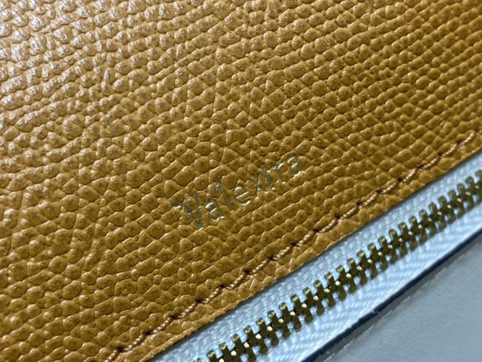 Handbag VALEXTRA size 𝟐𝟔*𝟐𝟎*𝟏𝟐 𝐂𝐦