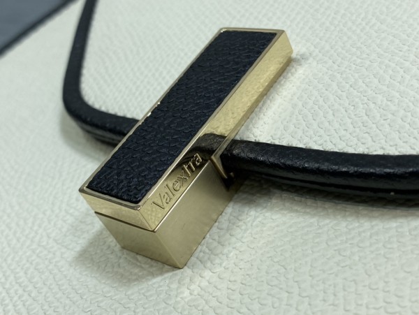 Handbag VALEXTRA size 𝟐𝟔*𝟐𝟎*𝟏𝟐 𝐂𝐦