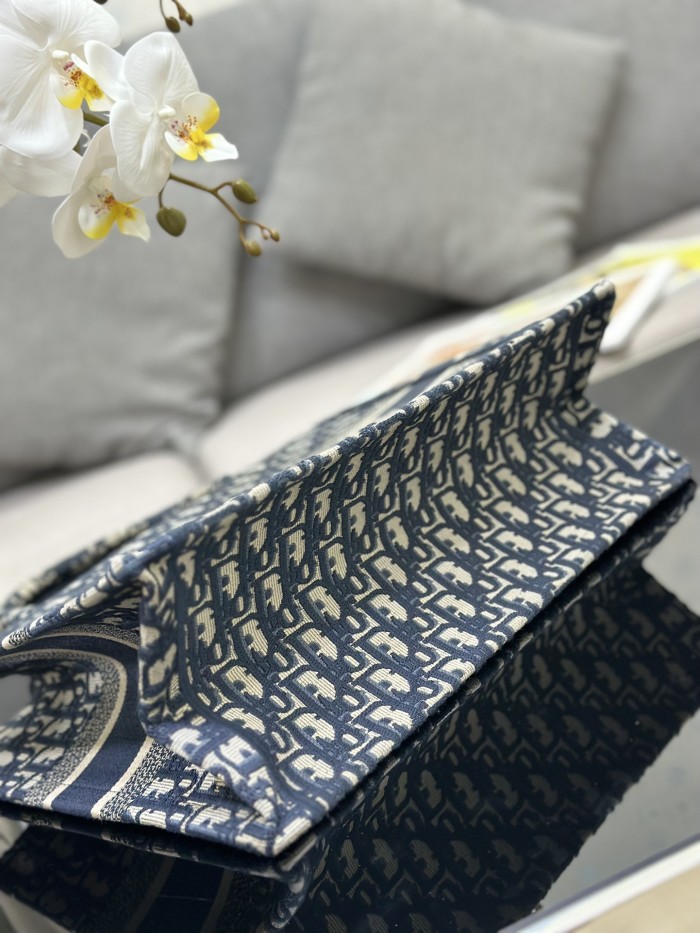  Handbag  Dior  M1286 size 36 x 27.5 x 16.5 cm