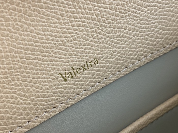 Handbag VALEXTRA size 𝟐𝟐*𝟏𝟔'𝟓*𝟏𝟐 𝐂𝐦