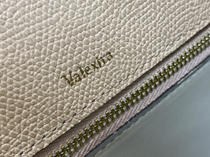 Handbag VALEXTRA size 𝟐𝟔*𝟐𝟎*𝟏𝟐 𝐂𝐦