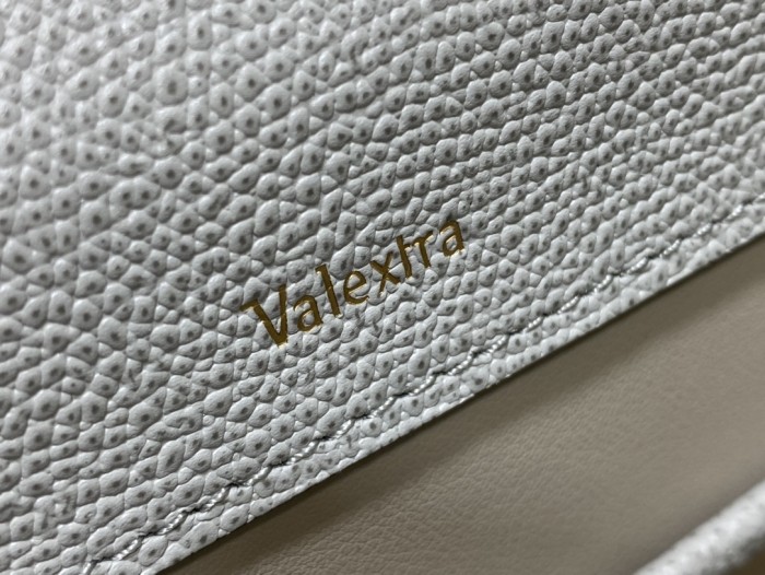  Handbag VALEXTRA size 𝟐𝟐*𝟏𝟔'𝟓*𝟏𝟐𝐂 𝐦