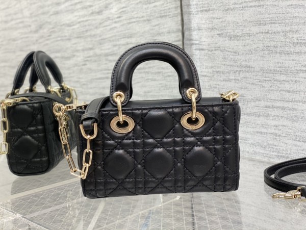 Handbag  Dior  size 16*5.5*10 cm