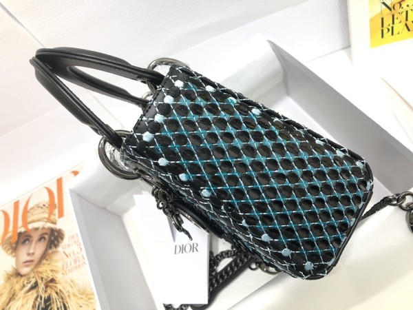 Handbag  Dior M0505  size 17 x 15 x 7 cm