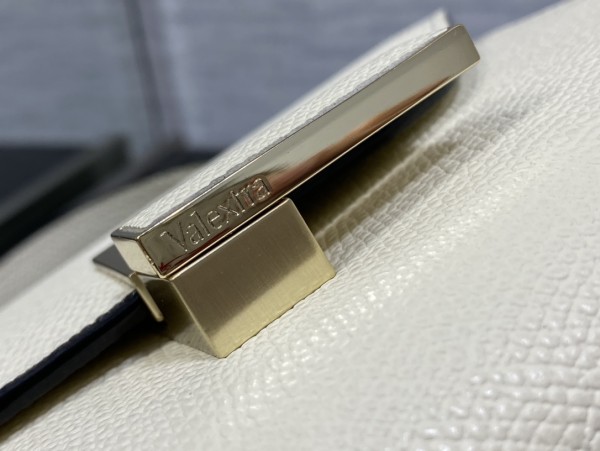 Handbag VALEXTRA size 𝟏𝟗'𝟓*𝟏𝟒*𝟗'𝟓 𝐂𝐦