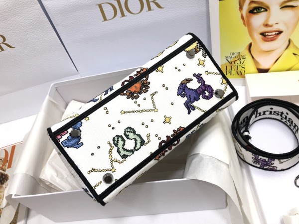 Handbag  Dior  M0565 size 24 x 20 x 11 cm