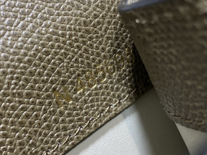 Handbag VALEXTRA size 𝟐𝟐*𝟏𝟔'𝟓*𝟏𝟐 𝐂𝐦