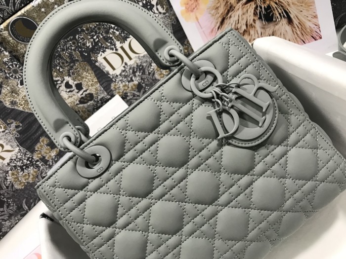  Handbag  Dior M0565 size  24 x 20 x 11 cm