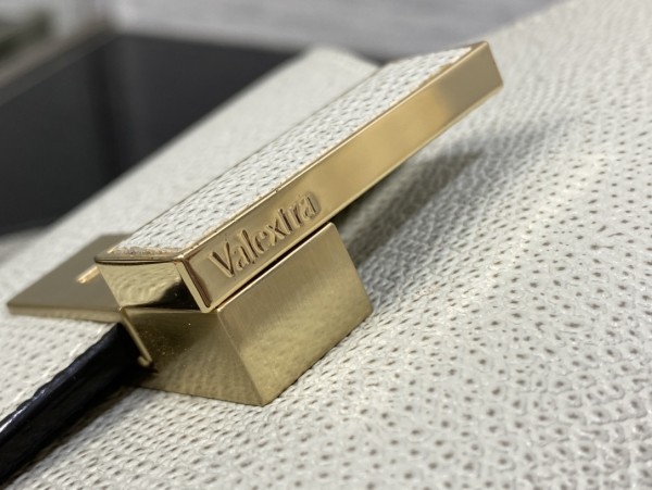  Handbag VALEXTRA size 𝟏𝟗'𝟓*𝟏𝟒*𝟗'𝟓 𝐂𝐦