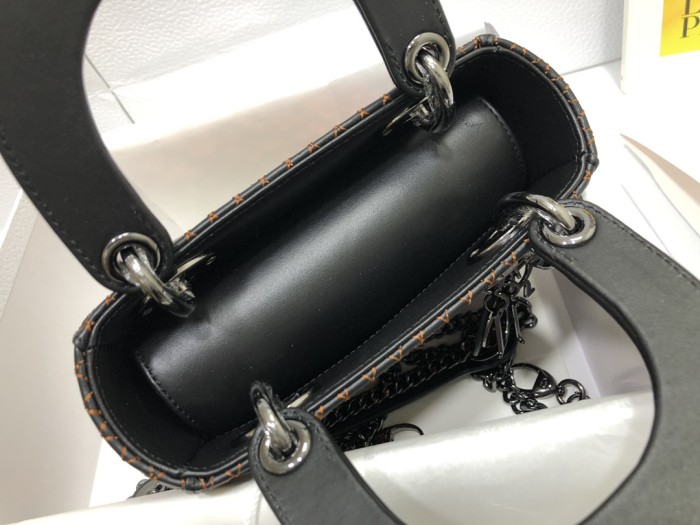 Handbag  Dior M0505 size 17 x 15 x 7  cm