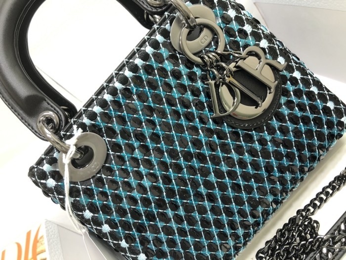 Handbag  Dior M0505  size 17 x 15 x 7 cm