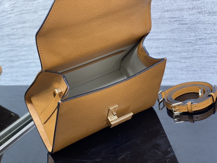 Handbag VALEXTRA size 𝟐𝟐*𝟏𝟔'𝟓*𝟏𝟐 𝐂𝐦