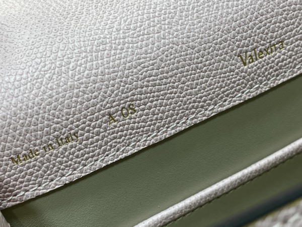 Handbag VALEXTRA size 𝟐𝟐*𝟏𝟔'𝟓*𝟏𝟐 𝐂𝐦