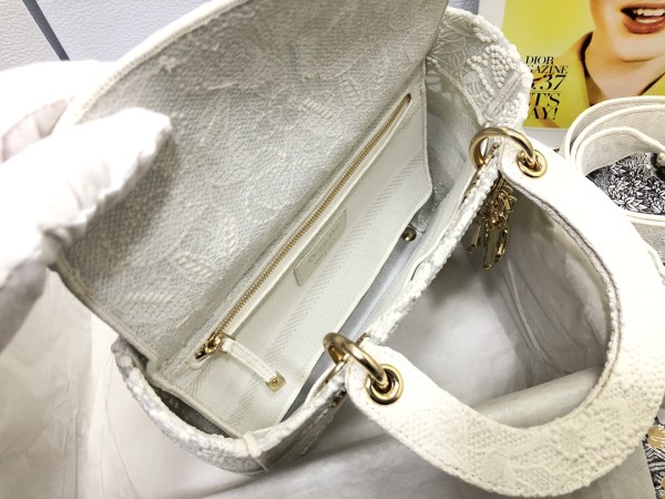 Handbag  Dior M0565 size  24 x 20 x 11 cm