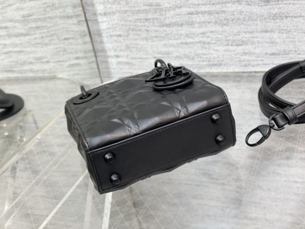  Handbag  Dior size 12*10*5 cm 