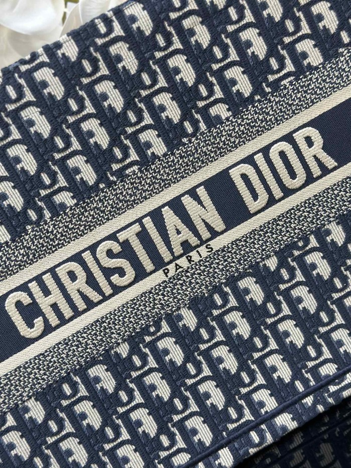  Handbag  Dior  M1286 size 36 x 27.5 x 16.5 cm