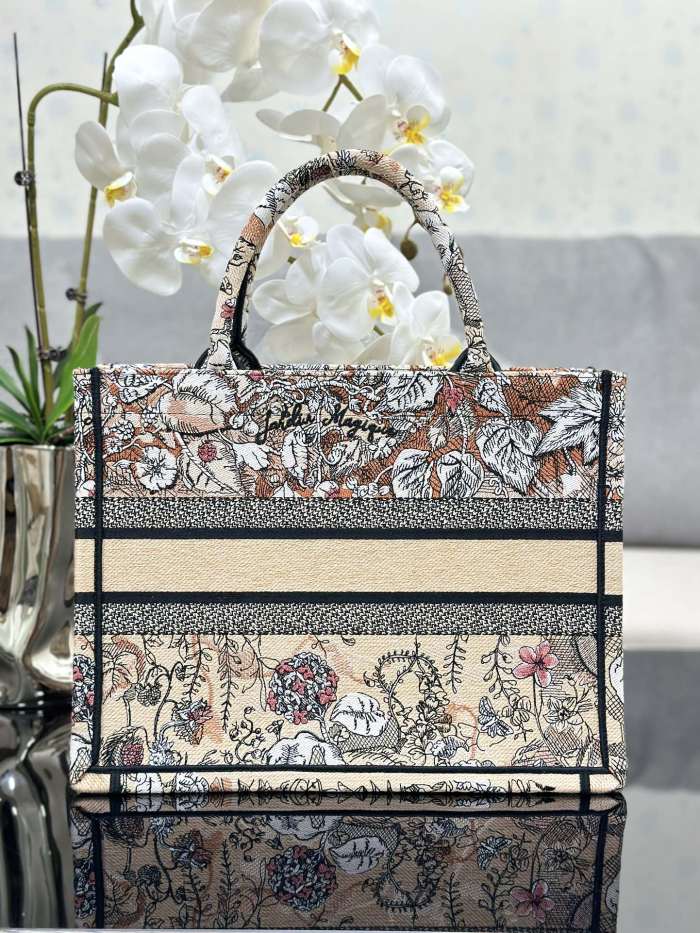  Handbag  Dior  M1286 size 36 x 27.5 x 16.5 cm