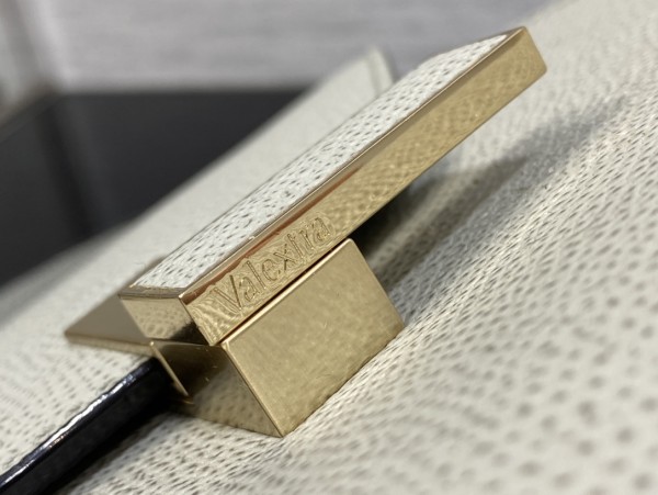  Handbag VALEXTRA size 𝟐𝟐*𝟏𝟔'𝟓*𝟏𝟐𝐂 𝐦