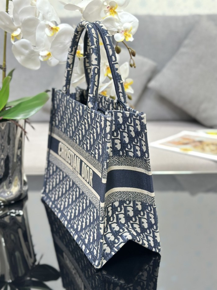  Handbag  Dior  M1286 size 36 x 27.5 x 16.5 cm