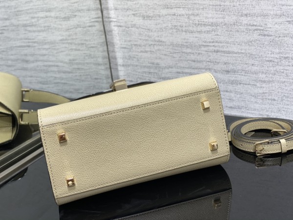 Handbag VALEXTRA size 𝟐𝟐*𝟏𝟔'𝟓*𝟏𝟐 𝐂𝐦