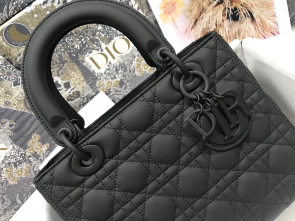  Handbag  Dior  M0565 size  24 x 20 x 11 cm