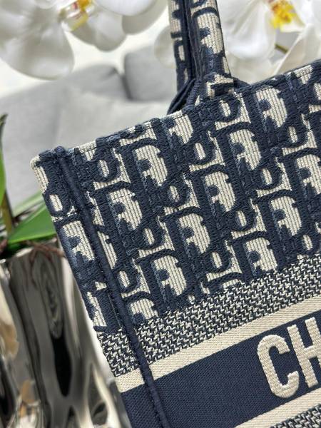  Handbag  Dior  M1286 size 36 x 27.5 x 16.5 cm