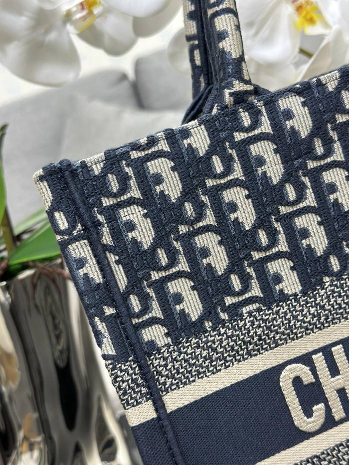  Handbag  Dior  M1286 size 36 x 27.5 x 16.5 cm