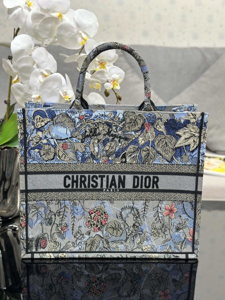  Handbag  Dior M1286 size 42 x 35 x 18.5 cm