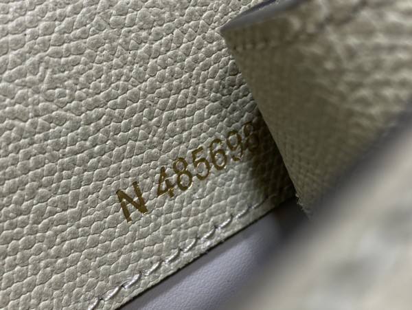 Handbag VALEXTRA size 𝟐𝟐*𝟏𝟔'𝟓*𝟏𝟐 𝐂𝐦