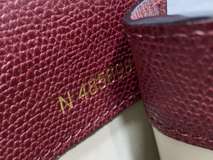 Handbag VALEXTRA size 𝟐𝟐*𝟏𝟔'𝟓*𝟏𝟐 𝐂𝐦