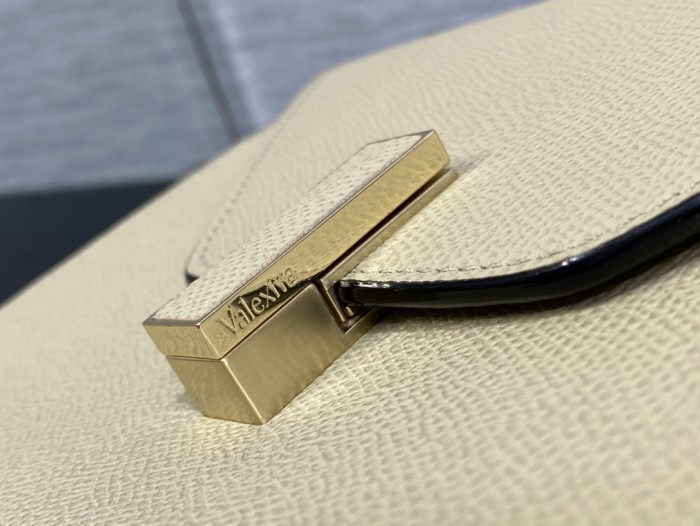 Handbag VALEXTRA  size 𝟐𝟔*𝟐𝟎*𝟏𝟐 𝐂𝐦