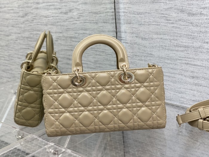Handbag  Dior size  26*6*14 cm