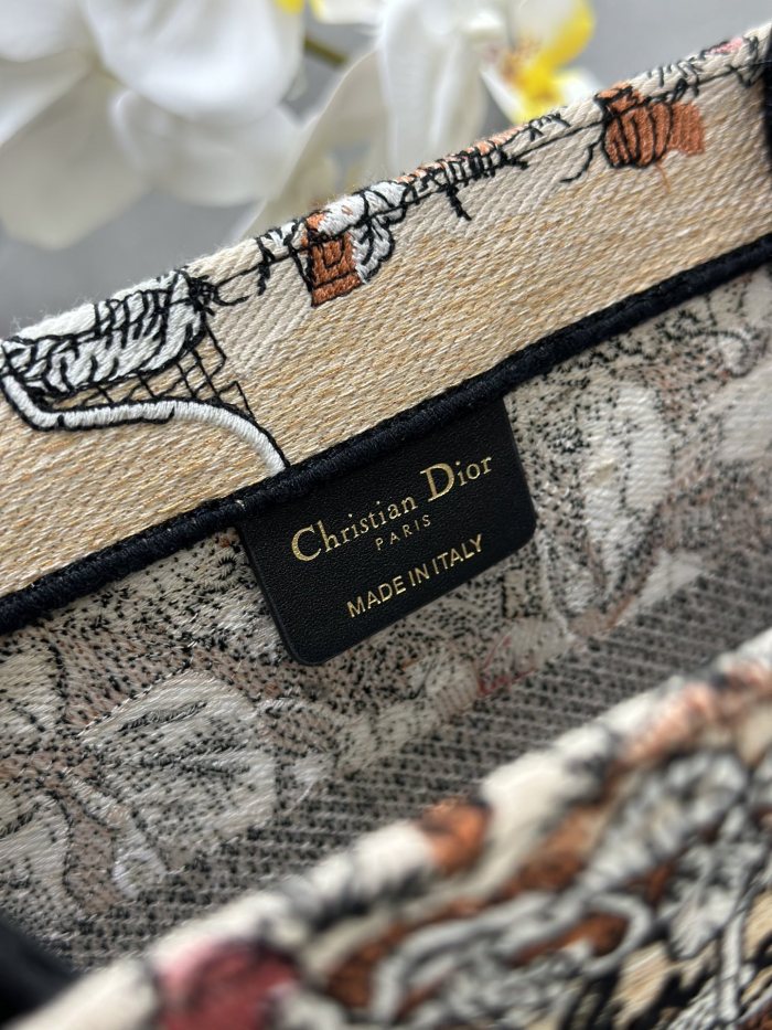  Handbag  Dior  M1286 size 36 x 27.5 x 16.5 cm