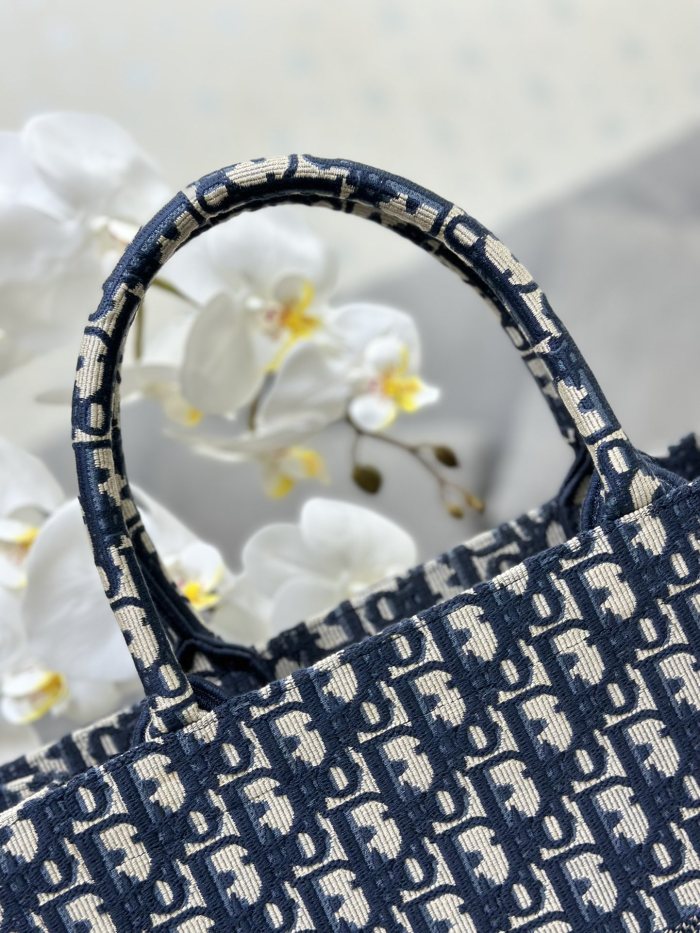  Handbag  Dior  M1286 size 42 x 35 x 18.5 cm