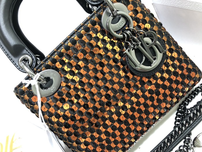 Handbag  Dior M0505 size 17 x 15 x 7  cm